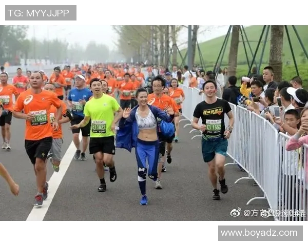 球星腹肌与足球的完美融合展现运动魅力与力量之美